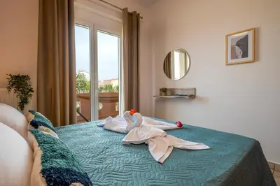 a bedroom with two towels on a bed at Armeria Apartments in Daratso