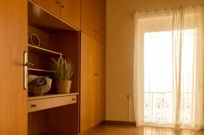 a room with a window and a cabinet with a door at Searenity Home in Ropanianá