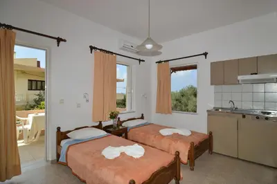 a kitchen with two beds in a room at Niriida in Sfinárion