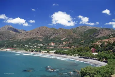 a view of a beach with mountains in the background at Niriida in Sfinárion