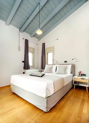a large white bedroom with a large white bed at La Casa Di Fiori Stylish Holiday Home in Plataniás