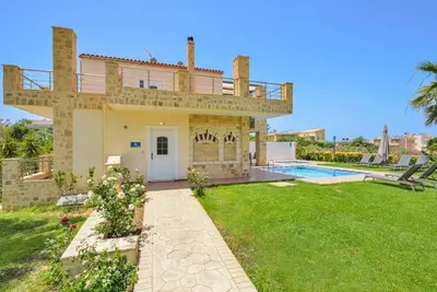 an image of a villa with a swimming pool at Elma's Villa: A peaceful, family-friendly place in Daratso
