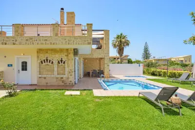 a villa with a swimming pool in a yard at Elma's Villa: A peaceful, family-friendly place in Daratso