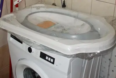 a washing machine with a bath tub in a bathroom at K_Kostas Apartment in Daratso