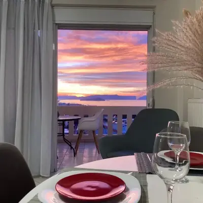 Stephanie's Place - Charming Apartment with Sea View