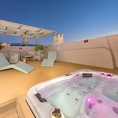 Amazing apartment with private outdoor jacuzzi!!