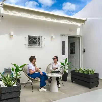 SugarDustApt Elegant Retreat 150m from the Sea