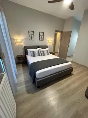 a bedroom with a large bed in a room at VENTO villa neriana in Khainderianá