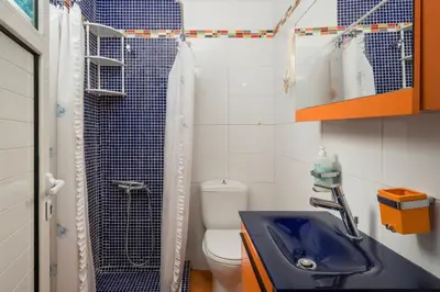 a small bathroom with a toilet and a sink at Maison Evelyn in Tsikalariá