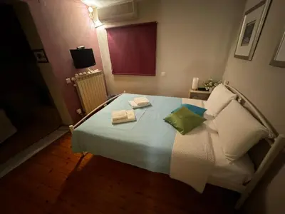 a bedroom with a bed with two towels on it at Villa Olivo Kampani in CHQ