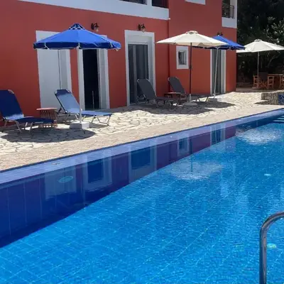Dans une villa avec piscine privée