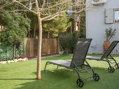 two chairs sitting next to a tree in a yard at Sternes house in Stérnai