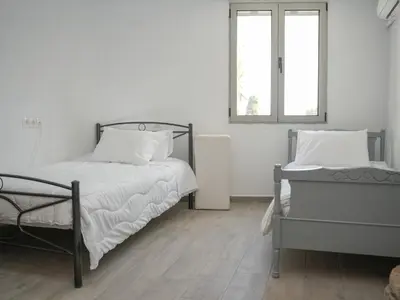 a bedroom with a bed and a window at Sternes house in Stérnai