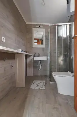 a bathroom with a tub and a sink and a toilet at Sternes house in Stérnai