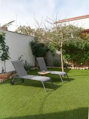 two chairs and a table in a yard at Sternes house in Stérnai