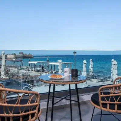 Blue Balcony - Boutique Beachfront Suite with Private Parking Spot