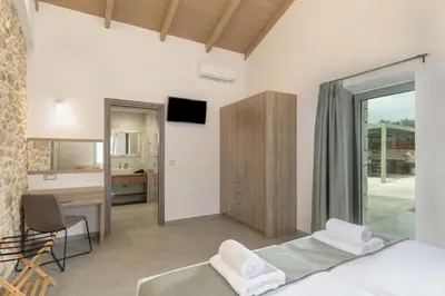a bedroom with a bed and a desk at Villa Lakioto in Dhémbla