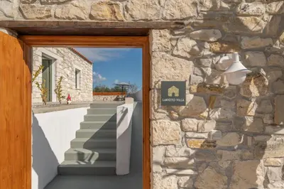 a door to a stone building with a staircase at Villa Lakioto in Dhémbla
