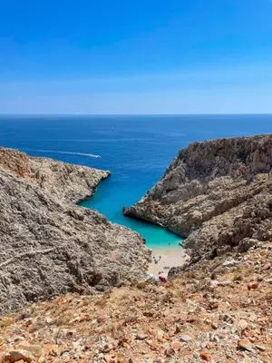 a view of a beach between two large rocks at Elaida Home in Psathoyiánnos
