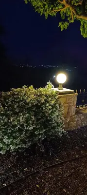 a light sitting on top of a stone wall at night at casa di Beatrice in Georgioupolis