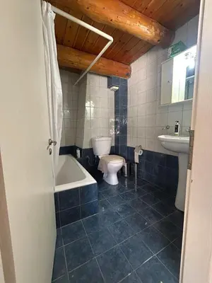 a bathroom with a toilet and a tub and a sink at Le Havre in Païdhokhórion