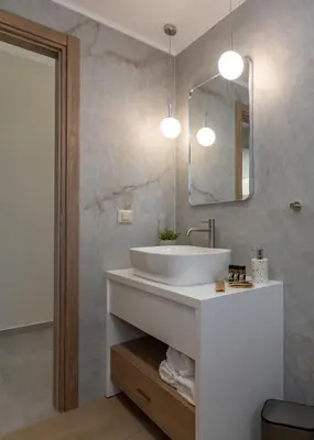 a bathroom with a sink and a mirror at Villa Navelina in Mourí