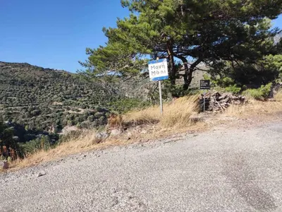 a sign on the side of a dirt road at Old Cellar House in Moní
