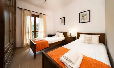 a bedroom with two beds and a window at Villa Eleni Meskla in Mesklá