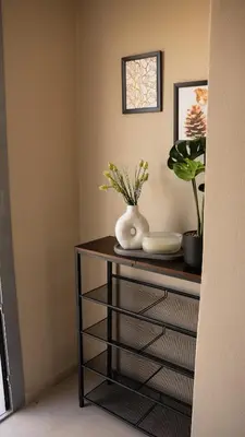 a table with a vase on it with plants on it at Elaya Experience in Kamisianá