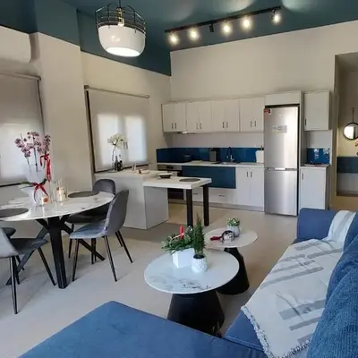 Modern Central Apartment - 400m to Beach