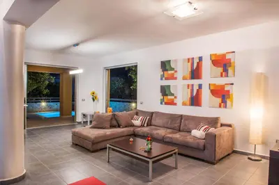 a living room with a couch and a table at Villa Casa di Verde in Patellárion