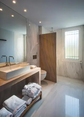 a bathroom with a sink and a tub and a toilet at Villa Oleander in Kounoupidhianá