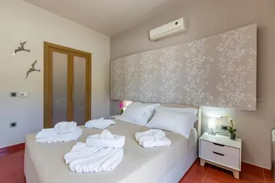 a bedroom with two white towels on a bed at Winehill Villa in Plataniás