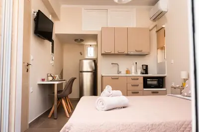 a small kitchen with two white towels on a bed at Plakoures Home in Kounoupidhianá