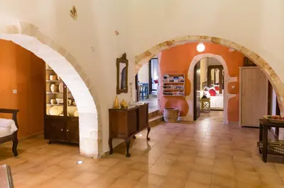 a hallway with an archway in a home with a kitchen at Villa Bliss in Kounoupidhianá
