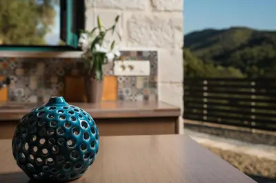 a vase sitting on top of a wooden table at Villa Piedra in Manoliópoulon