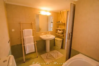a small bathroom with a sink and a toilet at La Casa Del Vitsi in Palaiochóra