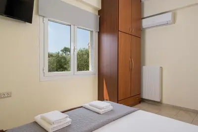 a bedroom with a bed with two towels on it at Casa Magnolia in Katokhórion