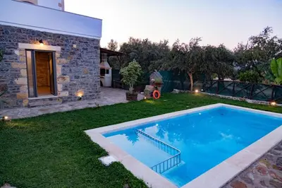 a swimming pool in the yard of a house at Traditional Villa in fres in Frés