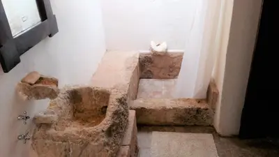a dirty bathroom with a stone sink in a room at Bendeni Cottage in Megála Khoráfia