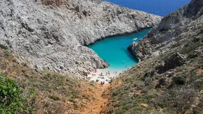 a group of people on a beach in a canyon at Villa Anemi in Stérnai