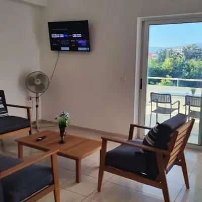 Ολόκληρο διαμέρισμα στόν τρίτο όροφο μέ σαλόνι