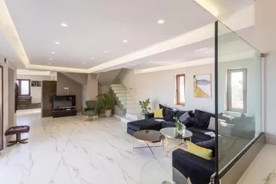 a living room with a couch and a table at Villa Lulla in Beritianá
