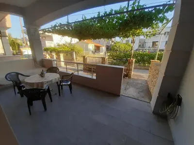 a patio with a table and chairs and a balcony at Utsi in Liyidhés