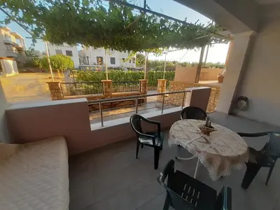a patio with a table and chairs and a balcony at Utsi in Liyidhés
