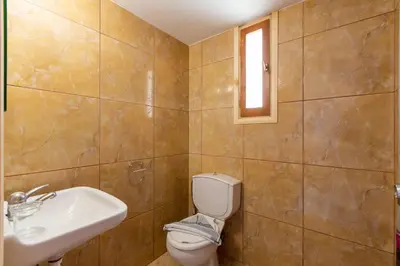 a bathroom with a toilet and a sink at Ohana in Kamisianá