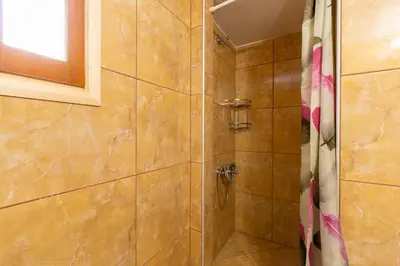 a bathroom with a shower with a glass door at Ohana in Kamisianá