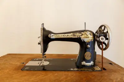 an old sewing machine sitting on a wooden table at Villa 4 DESTINA in Élos
