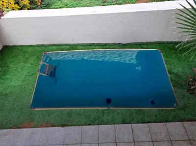 a small blue swimming pool in the grass at ΠΑΡΑΘΑΛΑΣΣΙΟ in Ayiá
