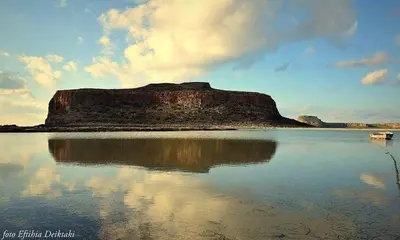 a small island in the middle of a body of water at Vilitsa Stylianos in Kounoupítsa